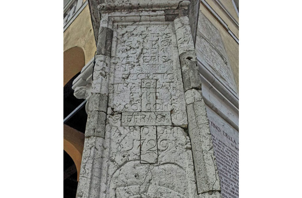 What to see in Sacile: Palazzo Comunale - column detail