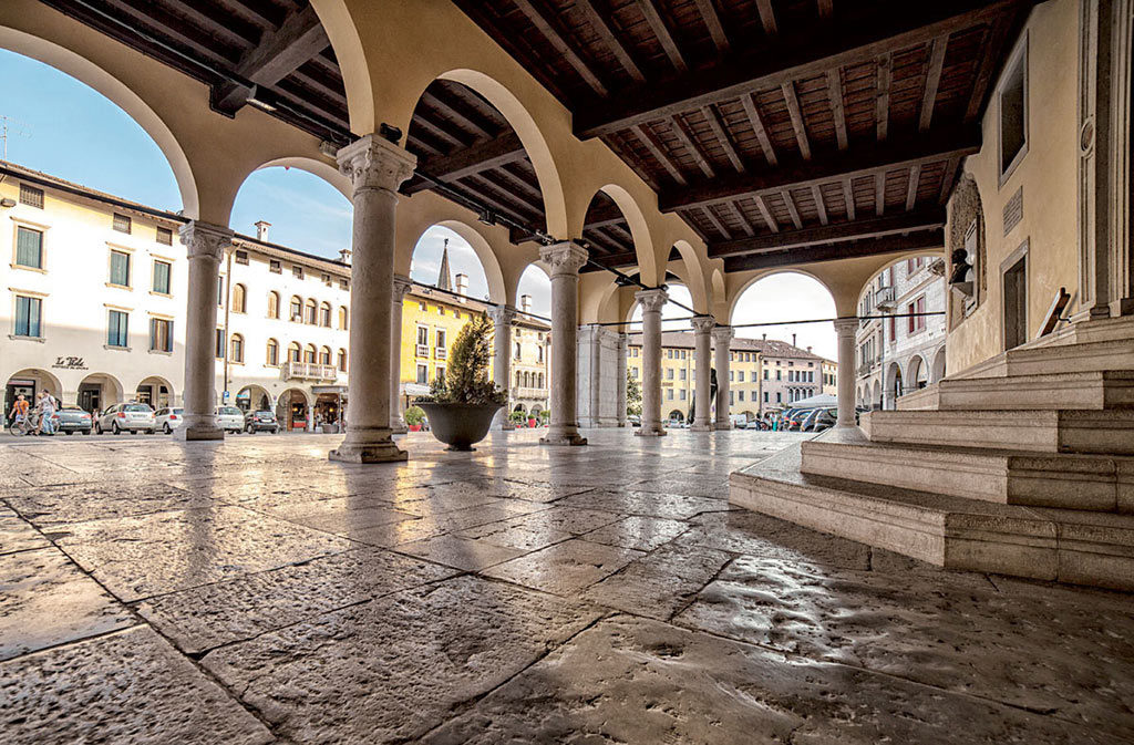 Cosa vedere a Sacile: Piazza del Popolo - portico esterno