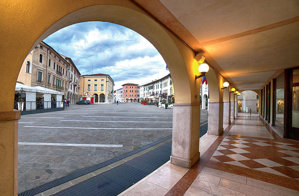 Cosa vedere a Sacile: Piazza del Popolo - portico esterno