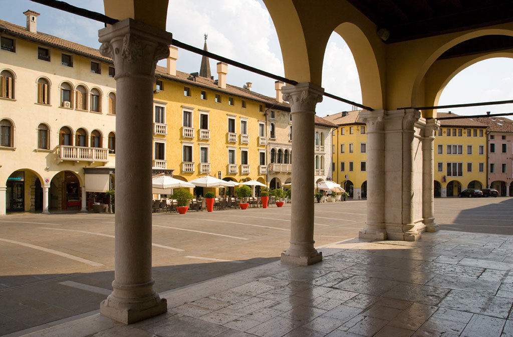 What to see in Sacile: Piazza del Popolo - outdoor porch