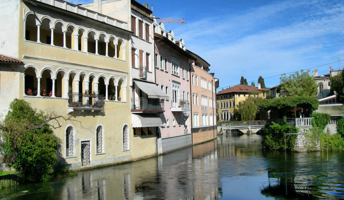Canale-della-Pieta-affaccio-palazzi-di-Piazza-del-Popolo