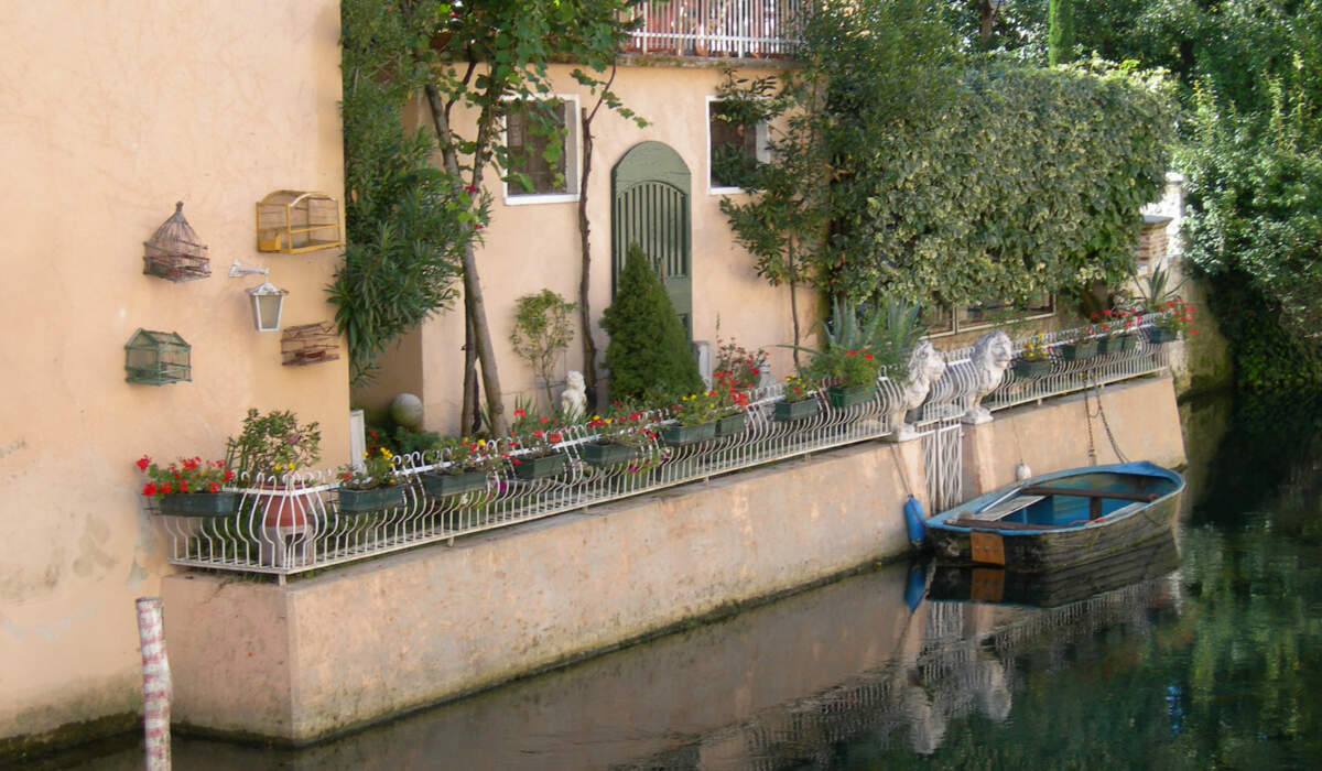 Canale-della-Pieta_affaccio-simboli-barca-e-nidi